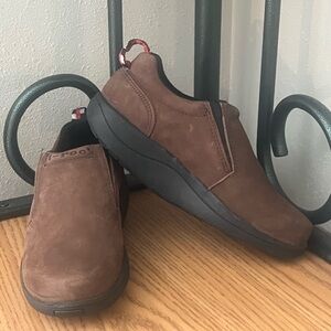 Brown Slip-On Men's Shoes I-ROC women’s 7 men’s 6